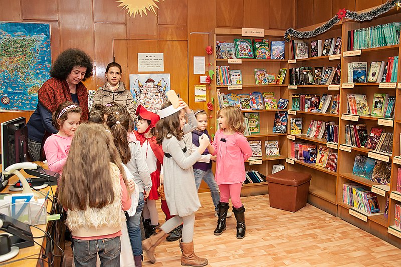 _DSC2008 copy.jpg - Откриване на изложба с рисунки на деца от ЦДГ "Синчец" в Детски и средношколски комплекс